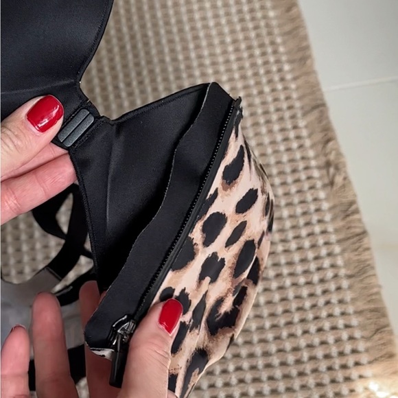 Victoria’s Secret extra support sports bra - Picture 3 of 5